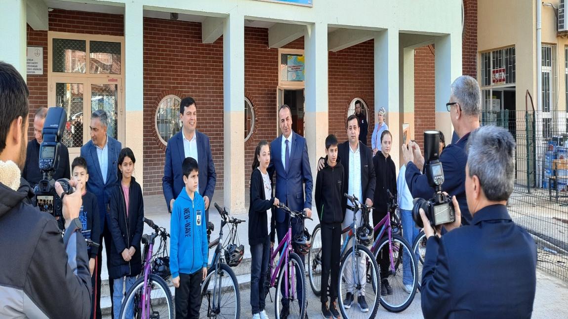 Uşak Belediyesi Bisiklet Dağıtımı ve Öğretmen Odası Buluşması Gerçekleşti