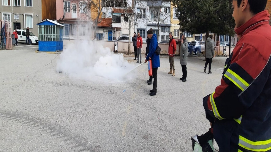 Okulumuzda yangın tatbikatı yapıldı ve yangın söndürme semineri ve eğitimi verildi